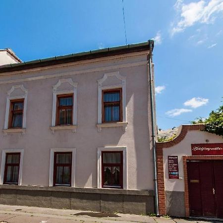Holdfenyszallas Bed & Breakfast Szeged Luaran gambar