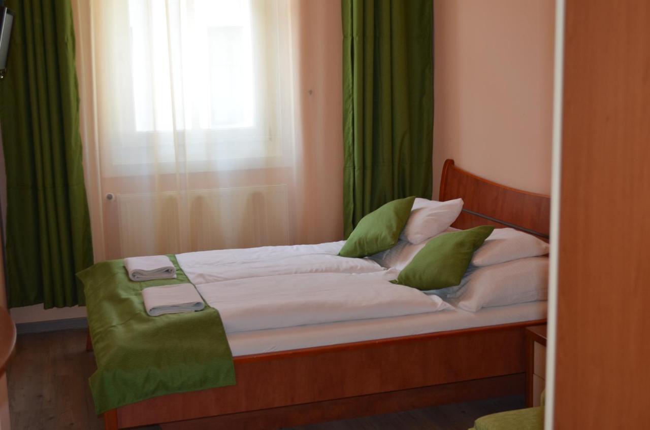 Holdfenyszallas Bed & Breakfast Szeged Luaran gambar