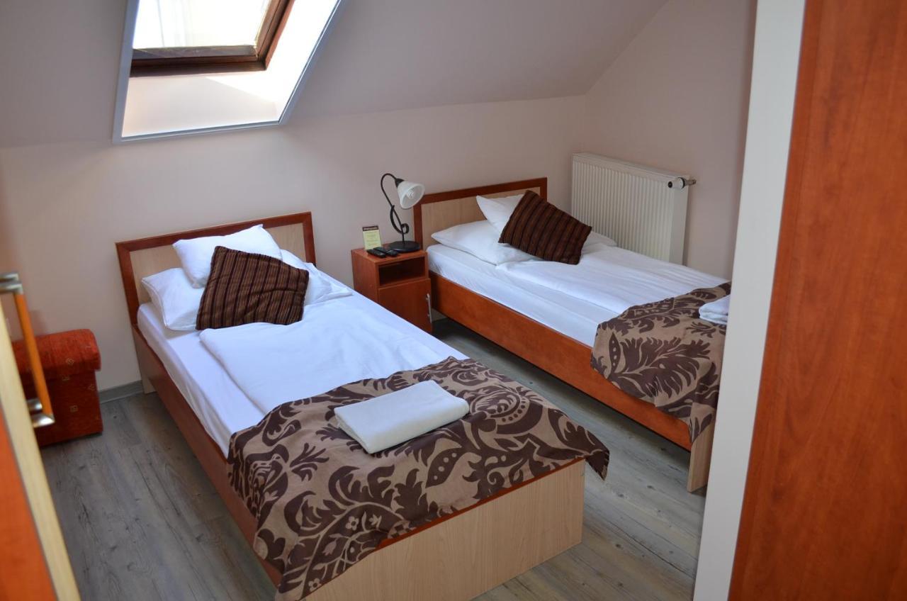 Holdfenyszallas Bed & Breakfast Szeged Luaran gambar