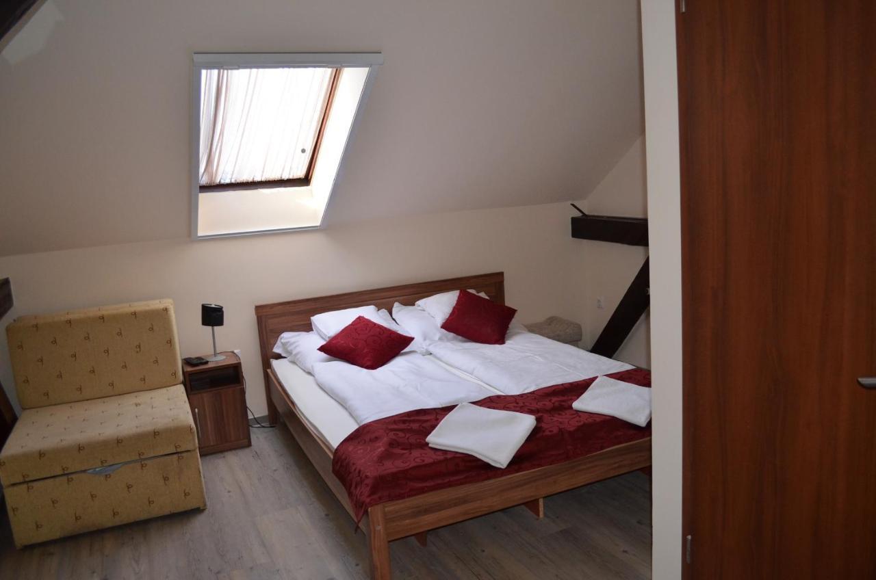 Holdfenyszallas Bed & Breakfast Szeged Luaran gambar