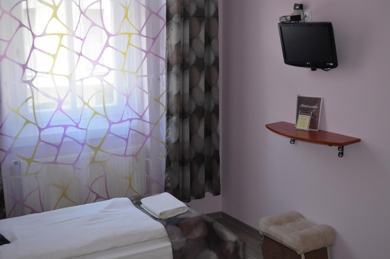 Holdfenyszallas Bed & Breakfast Szeged Luaran gambar