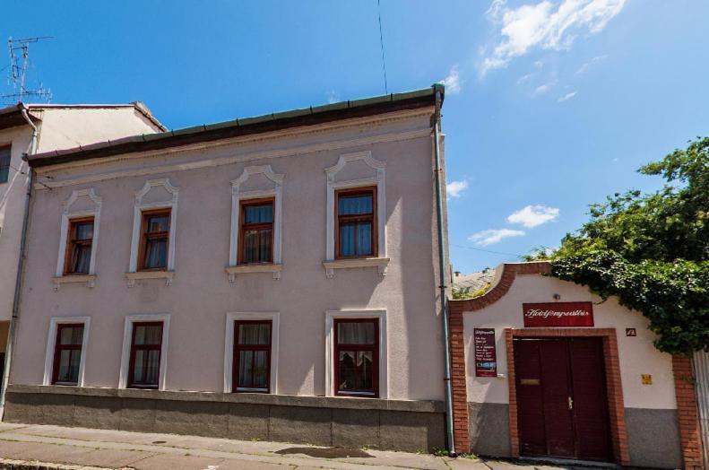 Holdfenyszallas Bed & Breakfast Szeged Luaran gambar
